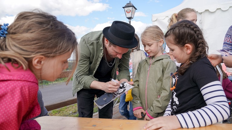 Meet&Greet mit Namika und Johannes Oerding beim SR1 Alm Open Air
