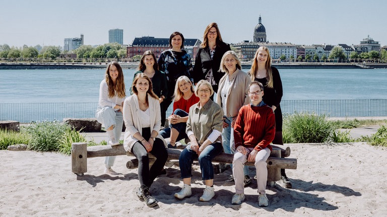 Das Herzenssache-Team vor der Mainzer Kulisse