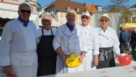 Vertreter vom Club der Köche Südpfalz e.V. auf dem Landauer Wochenmarkt