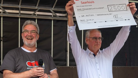 Scheckübergabe an Herzenssache