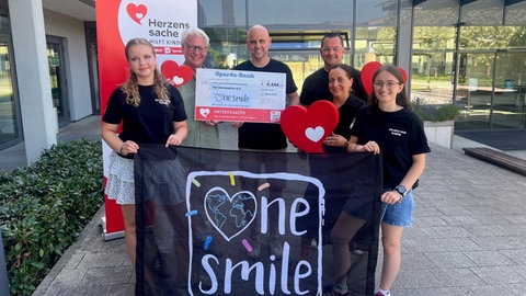 Scheckübergabe mit Thomas Rosch und Vertreter*innen von one smile e.V.