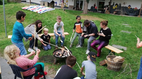 Kinder im Sommercamp Andernach backen Stockbrot
