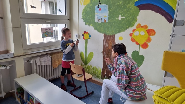 Kind gestaltet ein Klassenzimmer in Bad Neuenahr-Ahrweiler