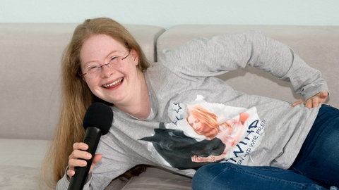 Rosalie mit einem Mikrophon