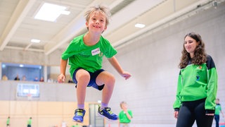 Kinder mit und ohne Down-Syndrom machen gemeinsam Sport