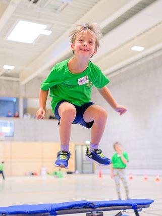 Kinder mit und ohne Down-Syndrom machen gemeinsam Sport