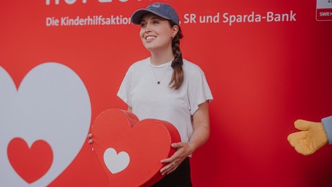 Alice Merton mit Herz