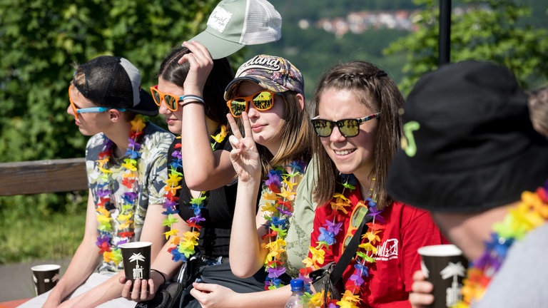Jugendliche beim Meet & Greet mit Joris