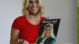 Beatrice Egli versteigert Fanpaket für Herzenssache