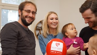 Caro und Daniel statten Frida und Clara einen Besuch ab.