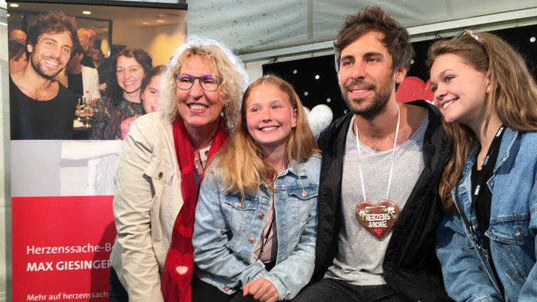 Gitta Haucke mit Max Giesinger und zwei Kinderreporterinnen auf dem SWR Sommerfestival in Stuttgart